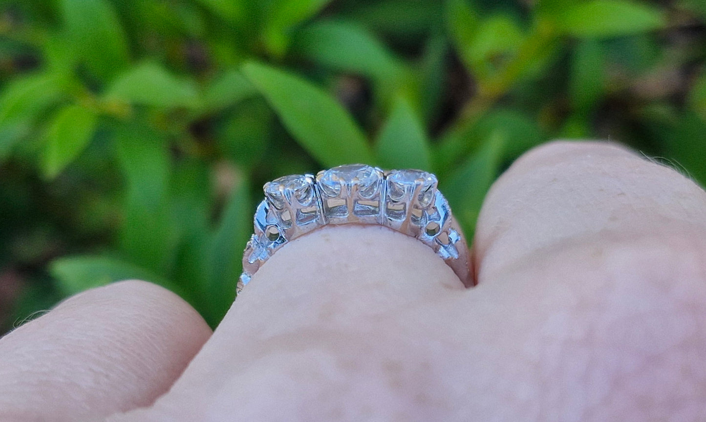 Vintage Trilogy Ring: Past, Present, Future - 9ct Gold, Size O 1/2